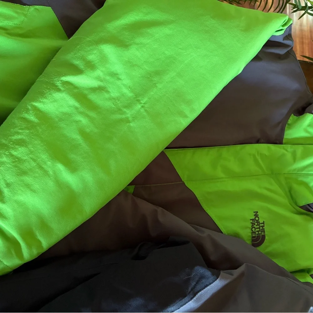 3 The North face  big Kids Blue and Green and grey  Jackets yes all 3 - Picture 5 of 8